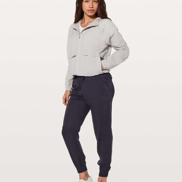 Lululemon Hood light packable jacket in black - Picture 2 of 7